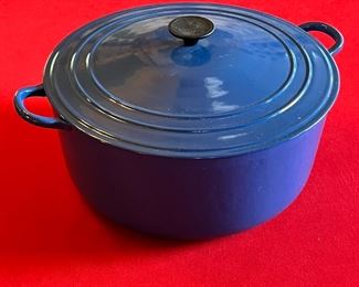 Le Creuset Enameled Cast-Iron Pot Large 	9 x 13.75in diameter.	
