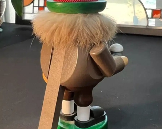 Erzgebirgische Volkskunst Nutcracker	7in h	
