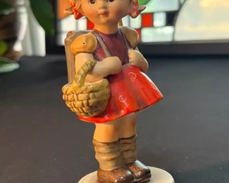 Goebel Hummel 81/0 School Girl w/ Backpack & Basket Figurine	5.5in H	
