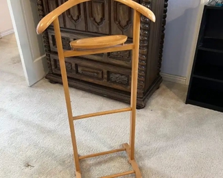 Italian Maplewood Gentleman’s Valet	42.5 x 18.5 x 13.in	HxWxD
