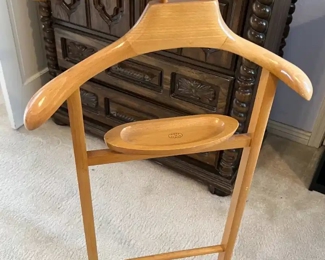 Italian Maplewood Gentleman’s Valet	42.5 x 18.5 x 13.in	HxWxD
