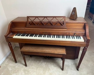 Gulbransen Console Piano&nbsp;	36.5 x 56.75 x 23.5.	HxWxD
