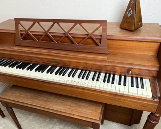 Gulbransen Console Piano&nbsp;	36.5 x 56.75 x 23.5.	HxWxD
