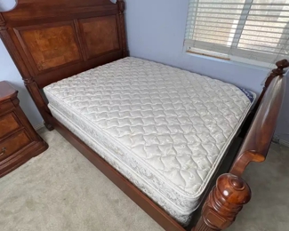 Dark Wood Queen Bed	Frame: 62 x 64.5 x 92in<BR> Mattress: 60 x 80in	

