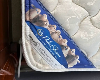 Dark Wood Queen Bed	Frame: 62 x 64.5 x 92in<BR> Mattress: 60 x 80in	
