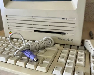 Macintosh SE vintage Computer in box