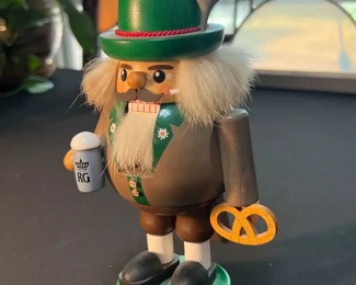 Erzgebirgische Volkskunst Nutcracker	7in h	
