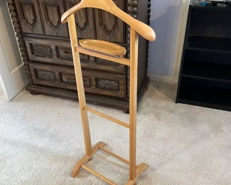 Italian Maplewood Gentleman’s Valet	42.5 x 18.5 x 13.in	HxWxD
