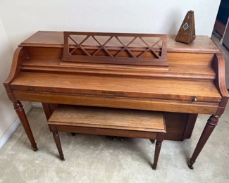 Gulbransen Console Piano&nbsp;	36.5 x 56.75 x 23.5.	HxWxD

