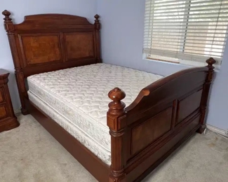 Dark Wood Queen Bed	Frame: 62 x 64.5 x 92in<BR> Mattress: 60 x 80in	HxWxD
