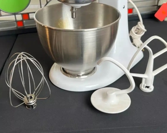 KitchenAid Classic Series 4.5 Quart Tilt-Head Stand Mixer K45ss White	14 x 9 x 13in	HxWxD
