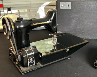 1940 Singer 221  Featherweight Sewing Machine	Case: 11.5 x 13.25 x 8.5in	
