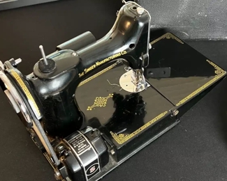 1940 Singer 221  Featherweight Sewing Machine	Case: 11.5 x 13.25 x 8.5in	
