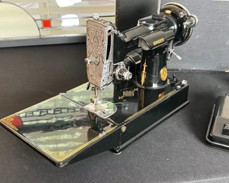 1940 Singer 221  Featherweight Sewing Machine	Case: 11.5 x 13.25 x 8.5in	
