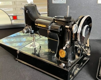 1940 Singer 221  Featherweight Sewing Machine	Case: 11.5 x 13.25 x 8.5in	
