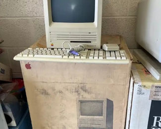 Macintosh SE vintage Computer in box		
