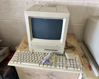 Macintosh SE vintage Computer in box		
