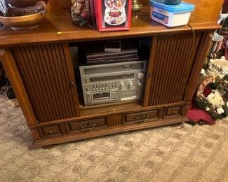 VINTAGE STEREO WITH RECORDS 45X21X30