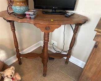OCCASIONAL TABLE