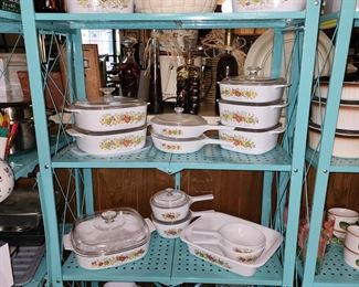 Large Selection of Pyrex all with Lids