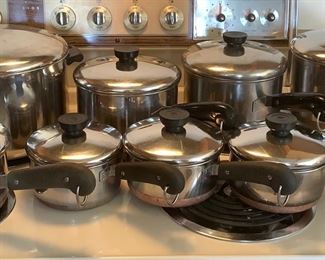 CAVA714 REVERE WARE POTS WITH LIDS