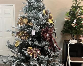 9’ flocked tree