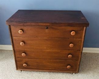 Lane cedar chest.  Nice size!!