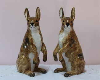 Pair of Chelsea House ceramic bunny rabbits, in mirror image of one another