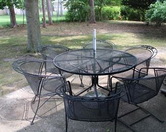 Vintage Russell Woodard Briarwood (Daisy) pattern consisting of round table, four barrel shape club chairs and two barrel shape cantilever chairs