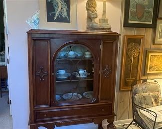 Gorgeous c. 1930 china cabinet in excellent condition