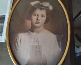 Convex Glass Little Girl Picture