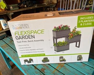 Southern Planter Planter Kit
3 planters and 2 legs
38” total height
Each planter 22” width 13  “ height
11” depth

11” depth

Built in drip tray
Can connect multiple planters
