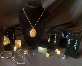 "Farm Life: Horsin' Around" in Aiken, SC Starts Closing Fri 5/19 at 8pm. Pickup is Sat 5/20 12-5pm. Please click here to see more photos, descriptions, and current bids: https://ctbids.com/estate-sale/21716