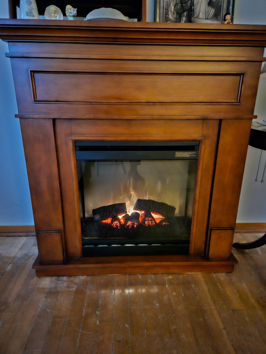 Lovely electric fire place with heat 40" x 40" x 13 1/2"