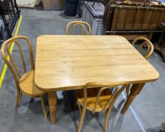 Oak dining table with 4 chairs 48 x 36 x 30