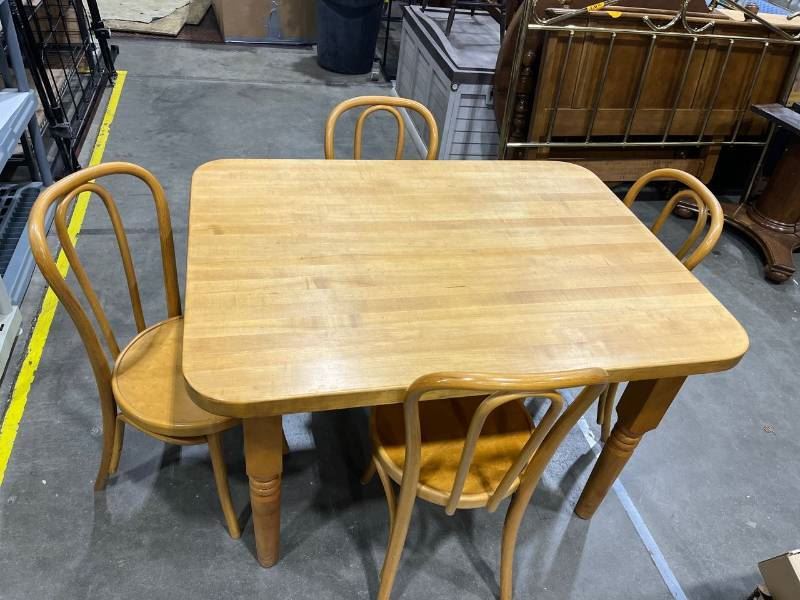 Oak dining table with 4 chairs 48 x 36 x 30