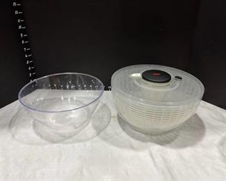 Salad spinner and plastic bowl