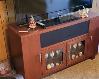 flat screen tv and tv cabinet