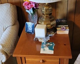 pine end tables, brass lampls