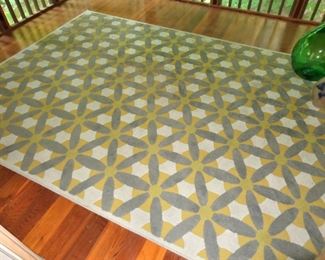 Area rug approx 7' x 11'