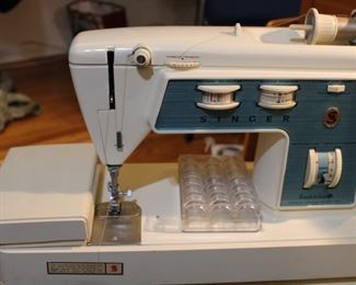 Singer sewing machine with carrying case 