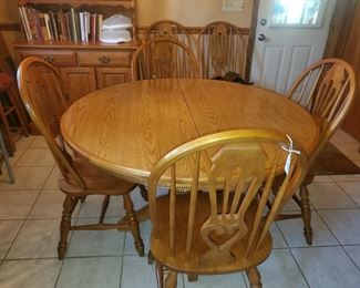 Oak dinette with 6 chairs (2 leaves not shown)