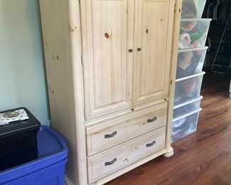 KIND BEDROOM SET ARMOIRE