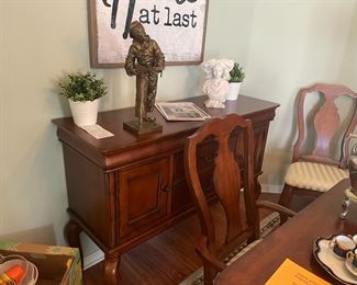 MATCHING QUEEN ANNE STYLE BUFFET TABLE