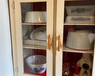 Kitchen cabinet 
