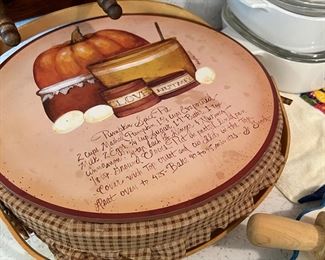 Wood basket w pie plate 
