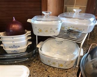 These Daisy casserole dishes are darling!