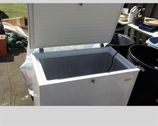 Chest-Type Deep Freezer