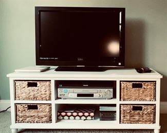 White console with 4 baskets