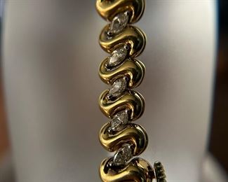 18KT GOLD Tennis Bracelet with 30 Marquise Shaped Diamonds (4.01 Carats)